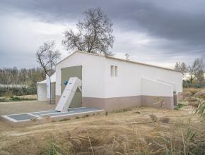 Les différents acteurs, dont le vice-président en charge de la transition écologique Francis Morlon (en veste jaune), ont inauguré les travaux d'extension de la station de pompage de la plaine de Livière.