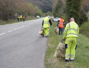 Opération ramassage déchets sur les routes de l'Aude initiée par le Covaldem et le Département.