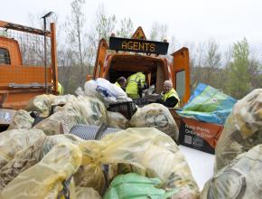 Opération ramassage déchets sur les routes de l'Aude initiée par le Covaldem et le Département.