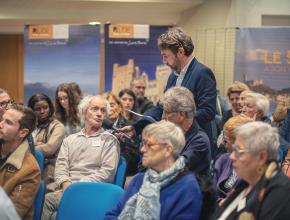 La parole donnée au public à l'occasion du lancement du budget participatif #2 par la présidente du conseil départemental de l'Aude, Hélène Sandragné