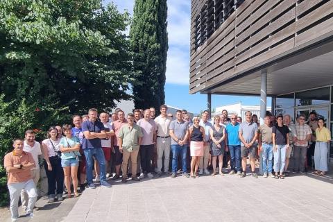 Les membres de L'Aude à table - Département de l'Aude, Chambre d'agriculture, la coopérative agricole d'Occitanie - lors de l'assemblée générale constitutive, en juillet 2025.