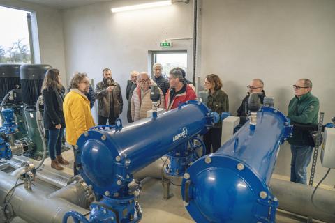 Les différents acteurs, dont le vice-président en charge de la transition écologique Francis Morlon (en veste jaune), ont inauguré les travaux d'extension de la station de pompage de la plaine de Livière.