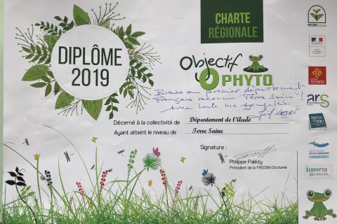 diplôme Label Terre Saine Objectif Zéro Phyto remis au conseil départemental de l'Aude pour sa non utilisation de pesticides.