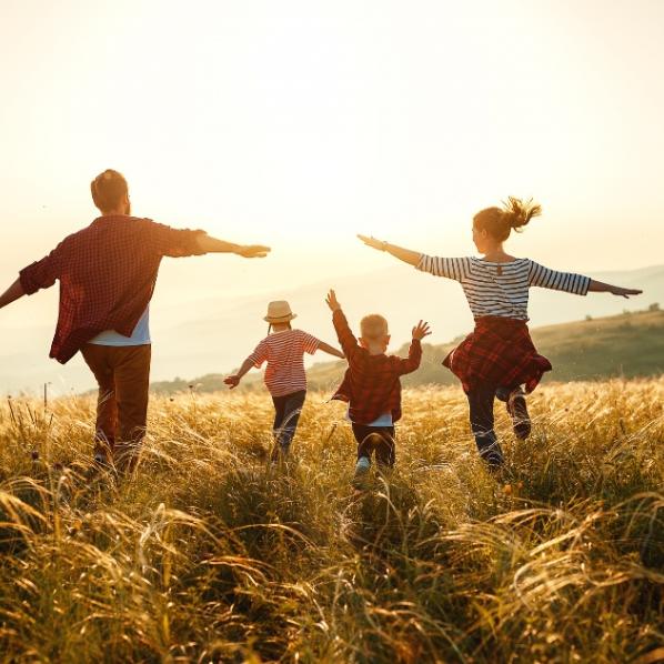 Famille en pleine santé courant dans un champ