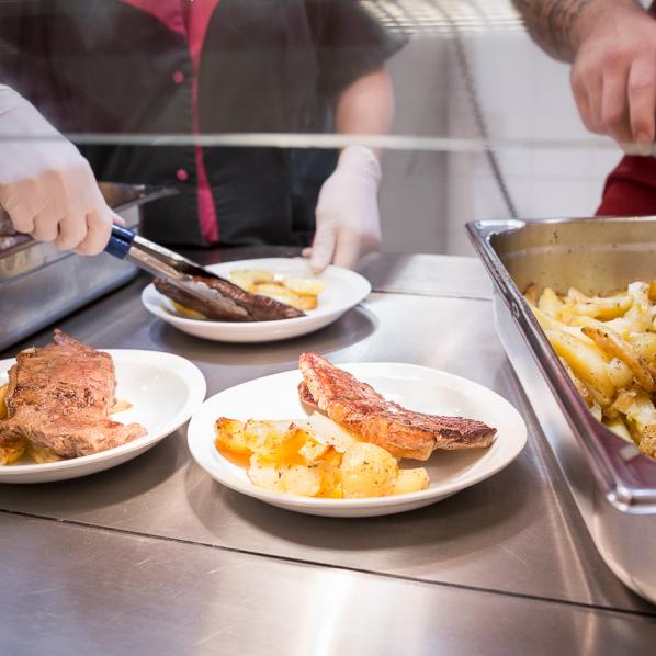 assiettes de cantine avec produits audois