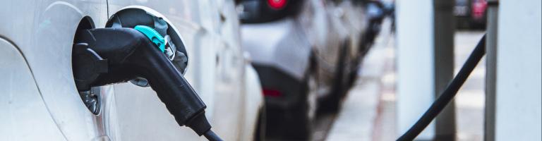 Voiture électrique en rechargement dans l'Aude.