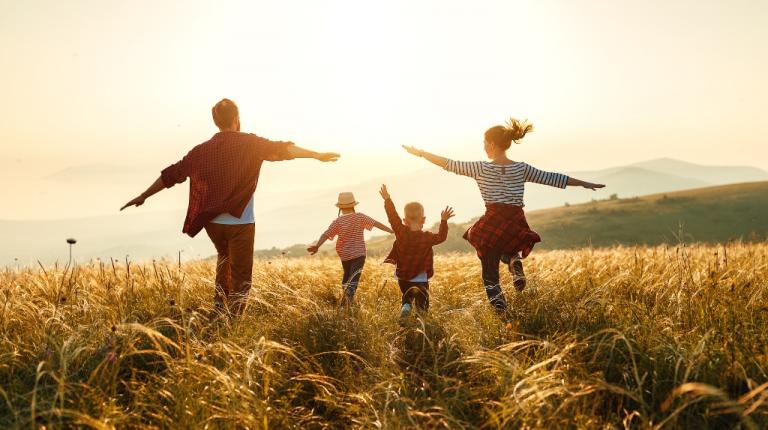 Famille en pleine santé courant dans un champ