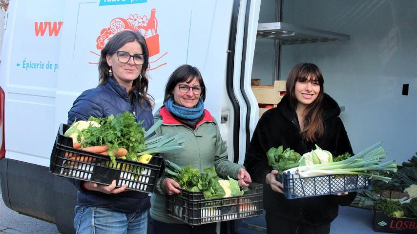 Sarah et Emilie, de l'association Tout'O pré, ont assuré la distribution des paniers solidaires aux côtés de la vice-présidente déléguée à l'action sociale de proximité.