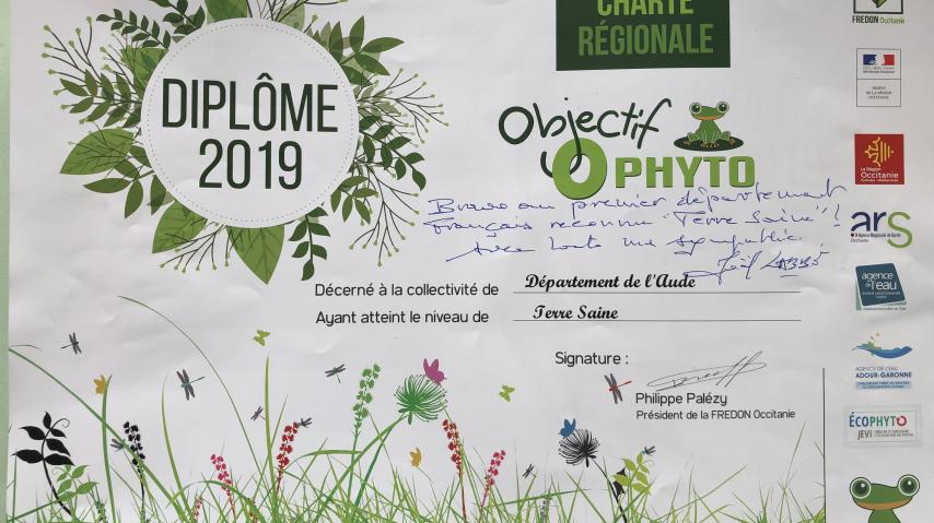 diplôme Label Terre Saine Objectif Zéro Phyto remis au conseil départemental de l'Aude pour sa non utilisation de pesticides.