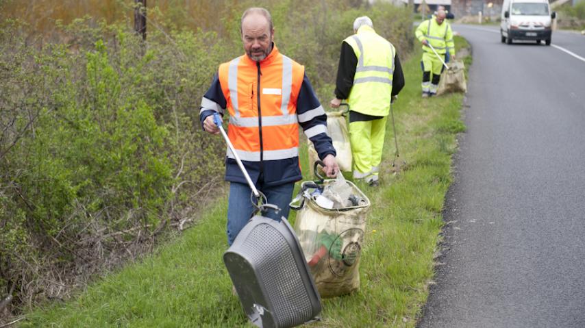 Opération ramassage déchets sur les routes de l'Aude initiée par le Covaldem et le Département.