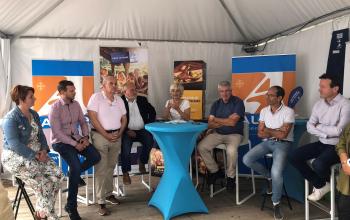 La présidente du département de l'aude Hélène Sandragné aux côtés des acteurs de la filière viande de la marque Pays Cathare.